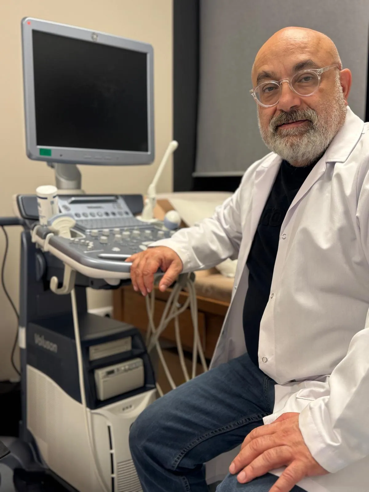 Op. Dr. Salim Korucu, muayenehanesinde ultrason cihazının yanında